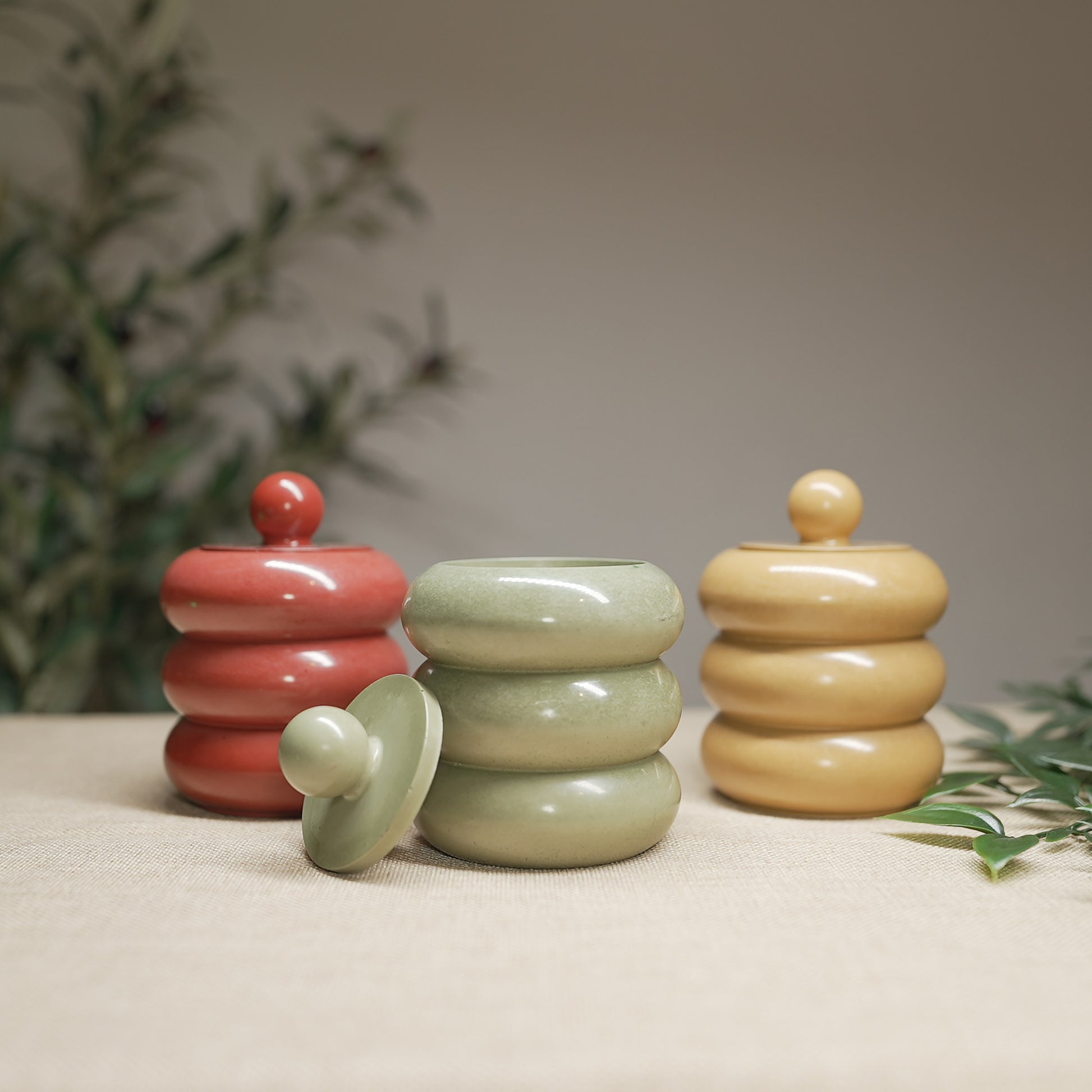 bordeauxrot, olivengrün, sandbeige